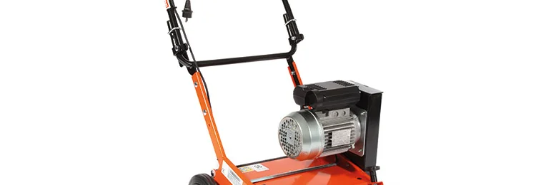 Orangefarbener Rasenlüfter mit vier Rädern